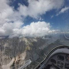 Flugwegposition um 13:16:21: Aufgenommen in der Nähe von Gemeinde Vomp, Österreich in 2264 Meter